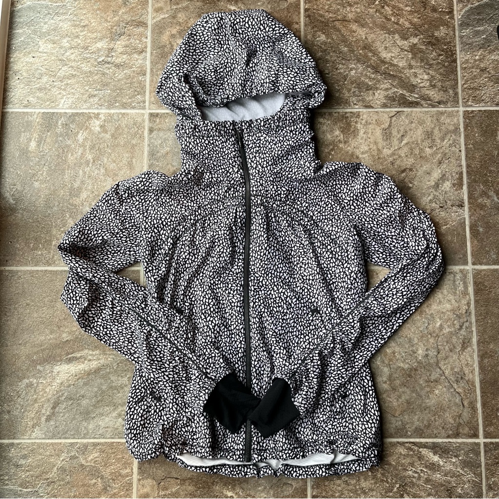 Black/White Lululemon Women’s Hooded Rain Jacket Size 4 Miss Mosaic Black. Guc